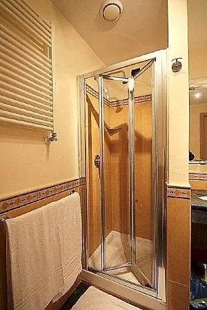 Sleeps 4 Air Con Wifi