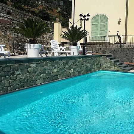 Sleeps 4 Air Con Wifi Apartment